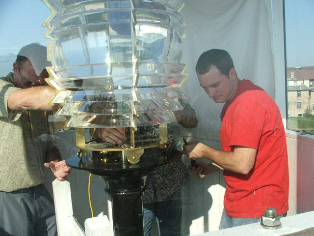 images/2007_Fresnel_Lens/rollers on lens.jpg